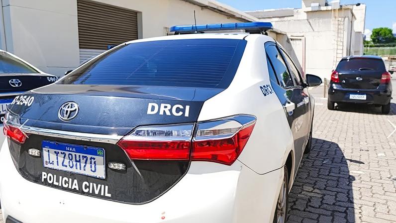 Agentes da polícia civil do Paraná e RJ durante ação da Operação Submissão, que resultou na prisão de um suspeito de 21 anos no bairro Jardim Redentor, em Belford Roxo.