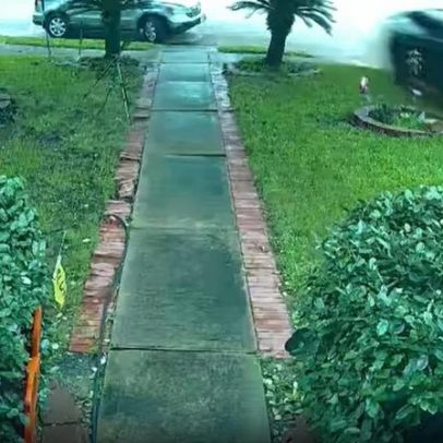 Vídeo registra colisão de Tesla com casa nos EUA e morte de idosa