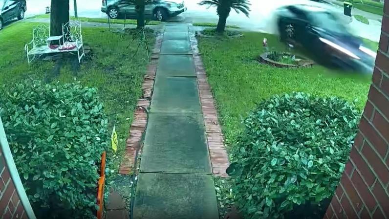 Imagens de câmeras de segurança mostram o momento em que o veículo colide com uma residência em Katy, no Texas (Reprodução/Youtube)