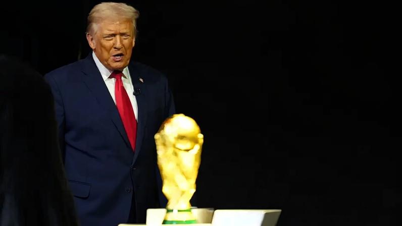 Presidente dos EUA, Donald Trump, ao lado do troféu da Copa do Mundo em Washington 5 de dezembro de 2025 REUTERS/Jia Haocheng