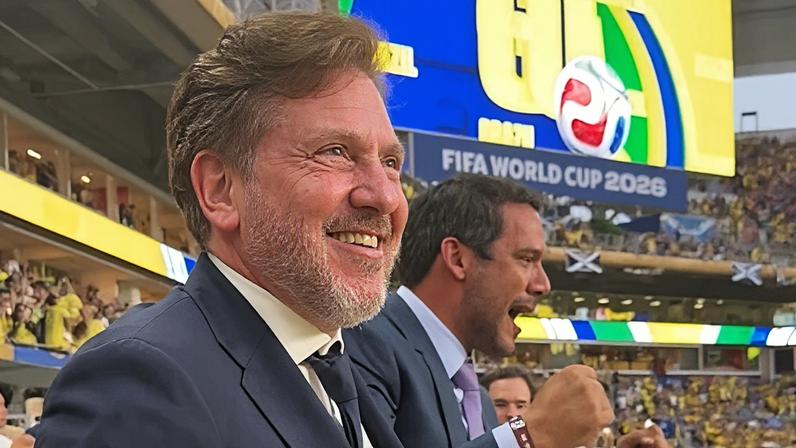 Alejandro Domínguez, presidente da Conmebol, e Samir Xaud, presidente da CBF, celebram gol do do Brasil