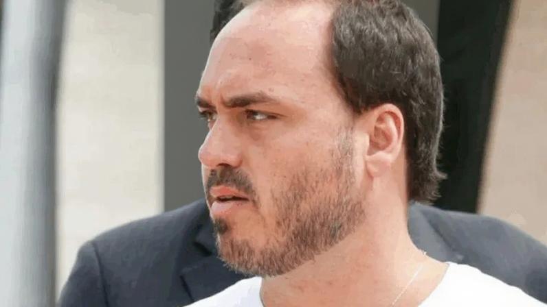 Carlos Bolsonaro afirma que direita gostaria de se livrar de Jair