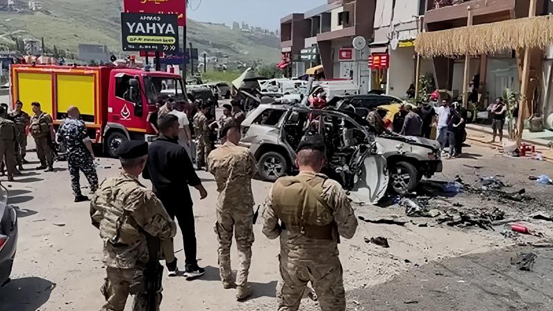 Carro é atingido no Sul do Líbano durante uma série de ataques de Israel