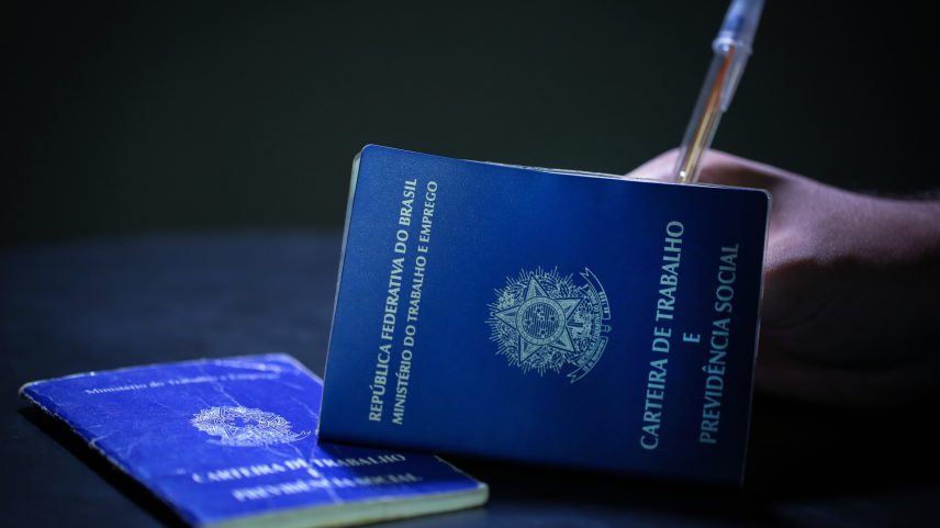 A articulista afirma que no mundo do trabalho, a precarização dos vínculos e insegurança tornam-se estruturais; na imagem, a Carteira de Trabalho e Previdência Social