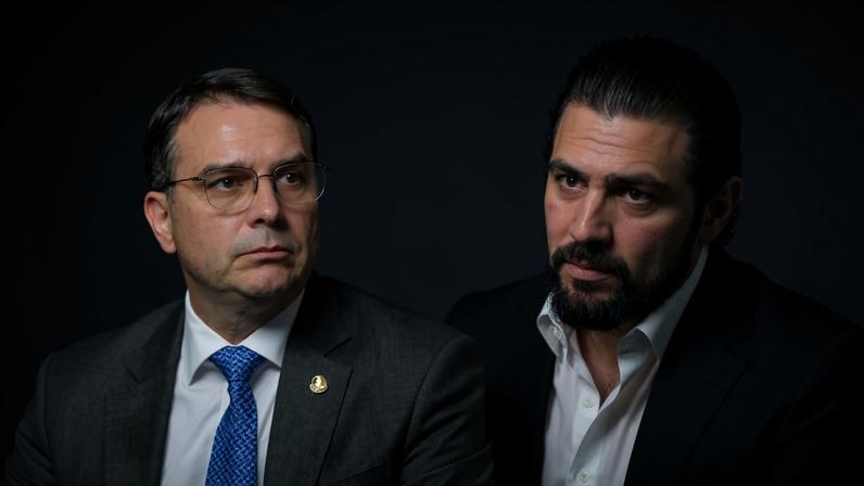 Flávio Bolsonaro e Daniel Vorcaro (Imagem gerada por IA)