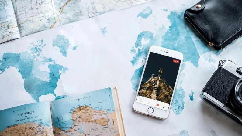 Tecnologia, inteligência artificial e conectividade estão transformando a forma como os viajantes planejam roteiros, acessam informações e vivenciam experiências em destinos turísticos ao redor do mundo. (Foto: Divulgação)
