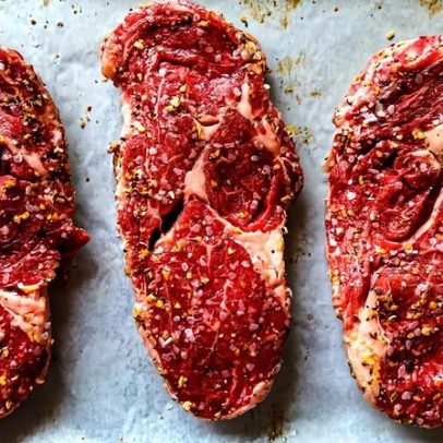 Temperos com 3 ingredientes que chefs juram elevar o sabor da carne
