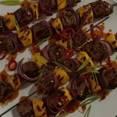 Receita chilena de espetinhos de carne com manga glaçada