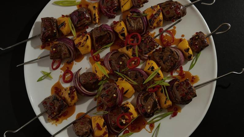 Receita chilena de espetinhos de carne com manga glaçada