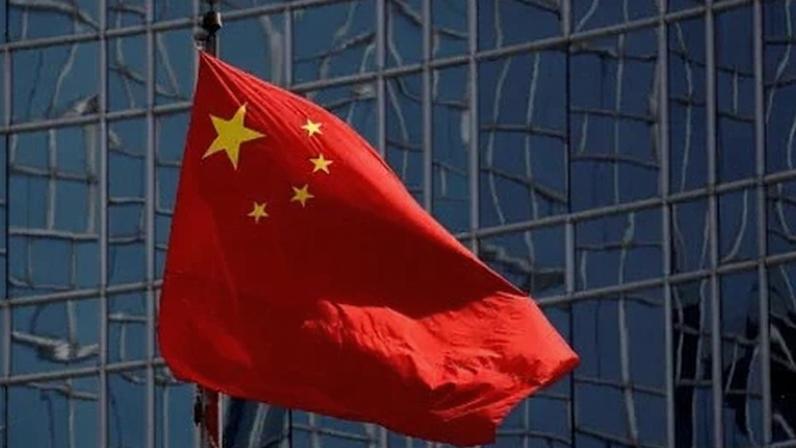 Pessoas caminham em uma praça em Guangzhou, China