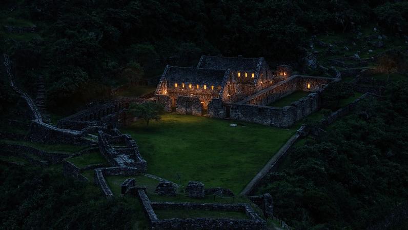 Ruínas de uma cidade fortaleza do império inca situada no topo de uma montanha andina – Créditos: depositphotos.com / luciezr