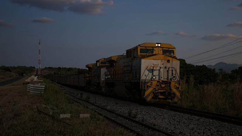 Train hauling coal between Moatize and Nacala in 2018. Image by Matthias Hille via Wikicommons (CC BY 4.0)