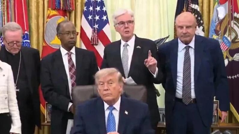 Comissão da Casa Branca para a Liberdade Religiosa reunida com Donald Trump (Foto: Reprodução/X)