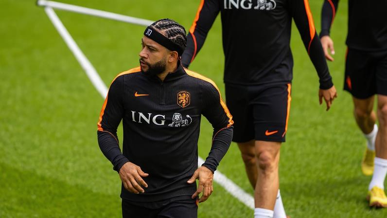 Memphis Depay, ponta da Holanda, durante treinamento antes da Copa (Foto: Robin van Lonkhuijsen/EFE/EPA)