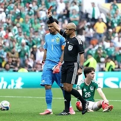 Wilton Pereira Sampaio tem atuação marcada por expulsões na estreia da Copa