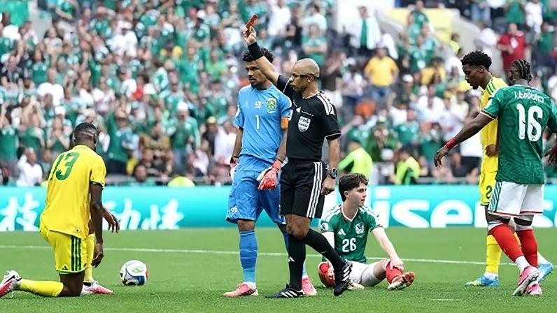 Wilton Pereira Sampaio deu dois cartões vermelhos no duelo México x África do Sul