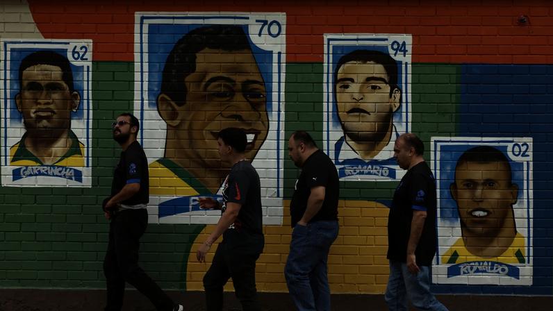 Pesquisa aponta que brasileiro tem mais interesse em torcer pela seleção na Copa do que em votar em outubro. (Foto: Antonio Lacerda/EFE)