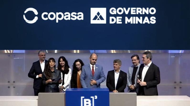 Na imagem do toque da campainha, da esquerda para a direita: Carla Fiorito, mestre de cerimônias do evento; Mila Corrêa da Costa; Marília Melo, presidente da Copasa; Mateus Simões, representando o governo de Minas Gerais; Augusto Miranda da Paz, CEO da Equatorial Energia; e Gilson Finkelsztain, CEO da B3