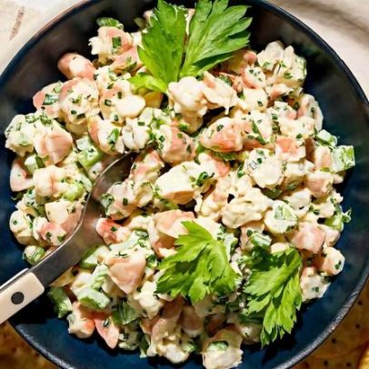 Nova salada de camarão com molho cremoso chega às mesas