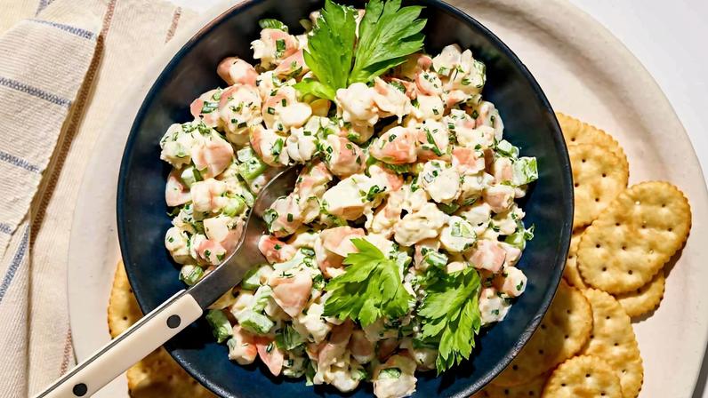 Nova salada de camarão com molho cremoso chega às mesas