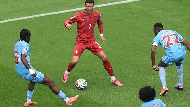 Cristiano Ronaldo sendo marcado por Mukau e outros dois defensores