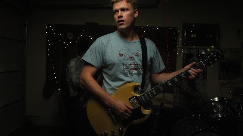 Jesse Plemons relança banda de metal Crucifictorious de Friday Night Lights