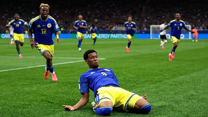 Livano Comenencia, comemora o primeiro gol da história de Curaçao em Copas