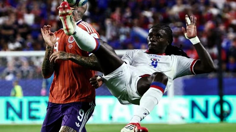 Ricardo Adé, zagueiro do Haiti, contra a Escócia