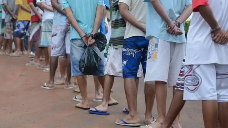 No Brasil, a maioridade penal é aos 18 anos, quando o indivíduo é julgado como adulto