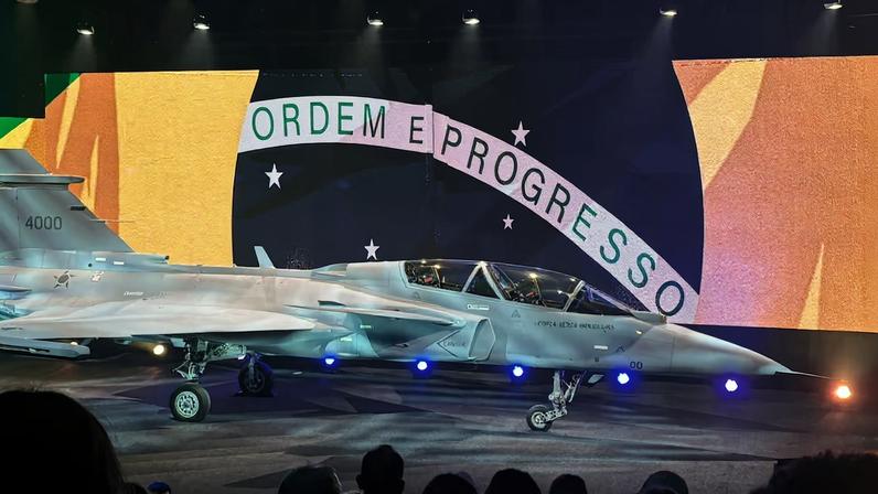 Apresentação do Gripen F, caça biposto desenvolvido com participação brasileira, em Linköping (Suécia) (Foto: Naiara Albuquerque/Bloomberg Línea)