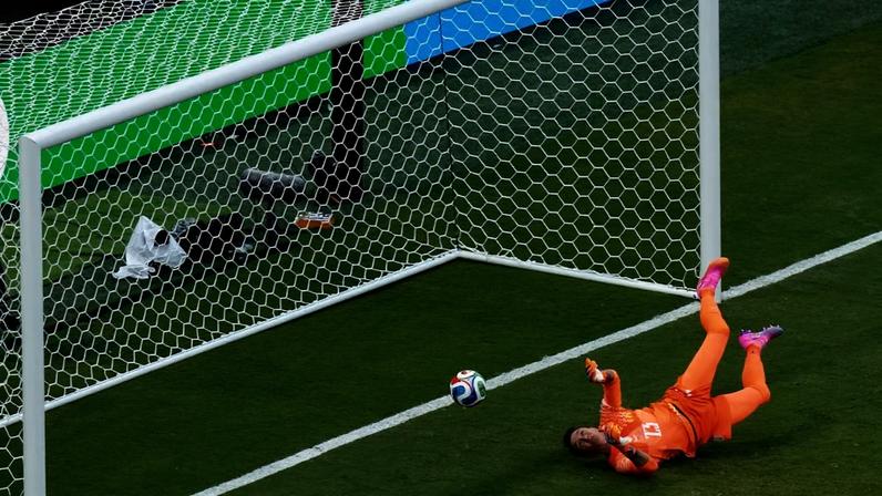Goleiro uruguaio voltou a falhar em Copa do Mundo e foi responsável direto pela eliminação de sua seleção novamente na fase de grupos