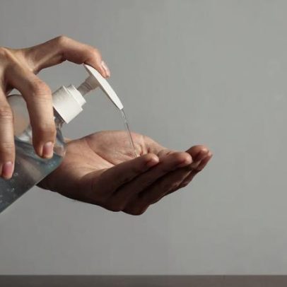 Passar álcool em gel em mãos sujas pode ser desperdício