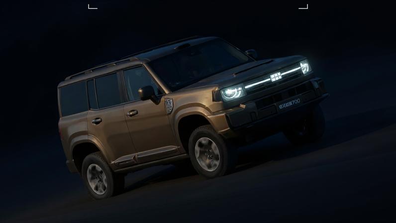 Geely Galaxy Cruiser camuflado no deserto