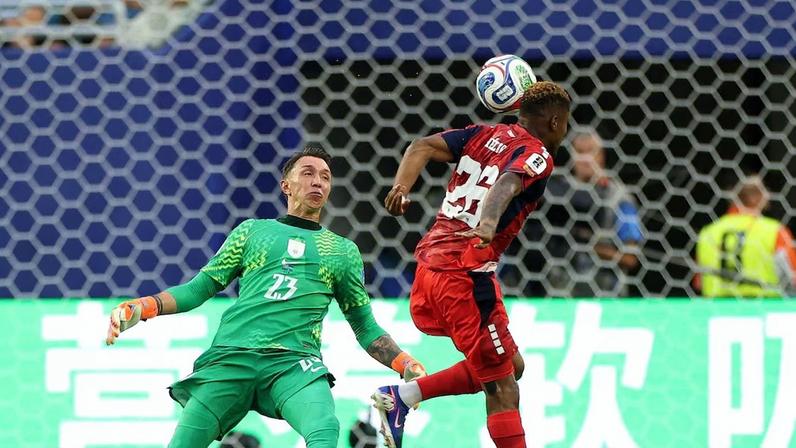 Muslera, do Uruguai, é o goleiro com mais 'frangos' na história das Copas do Mundo.