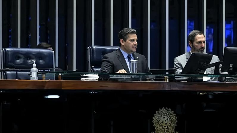 O presidente do Senado Federal, Davi Alcolumbre (União-AP), durante sessão no plenário e o secretário-geral da Mesa, Danilo Aguiar. PEC da 6x1 está travada na Casa desde 28 de maio