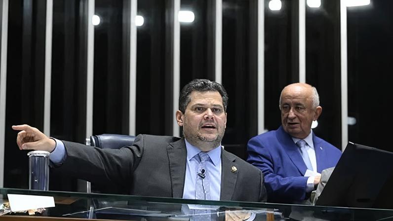 O presidente do Senado, Davi Alcolumbre (União-AP), durante sessão no plenário na terça-feira (9)