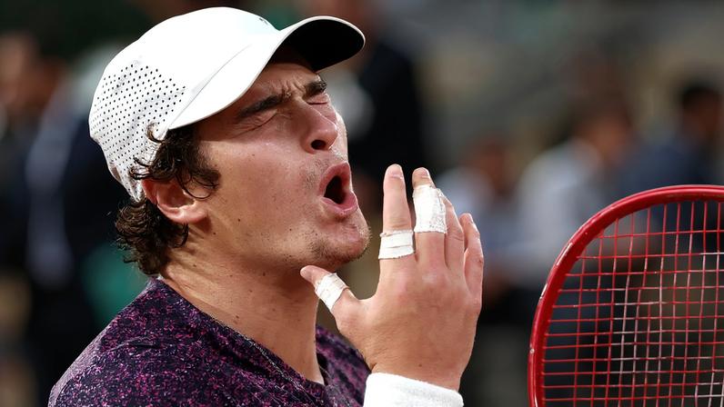 João Fonseca lamenta erro durante partida contra Jakub Mensik em Roland Garros