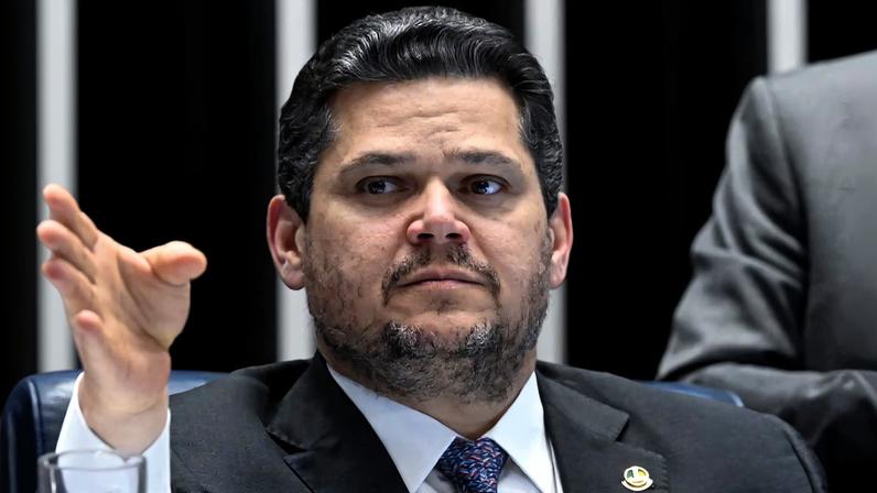 Entorno de Davi Alcolumbre diz que ainda pode ter acordo para acelerar fim da 6x1