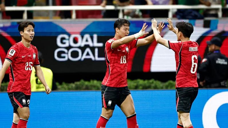 Jogadores da Coreia do Sul vibram com triunfo sobre os tchecos na Copa.