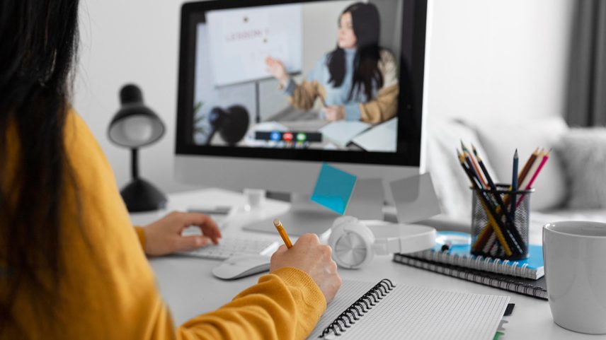 Cursos online gratuitos para quem busca qualificação e intercâmbio no exterior.