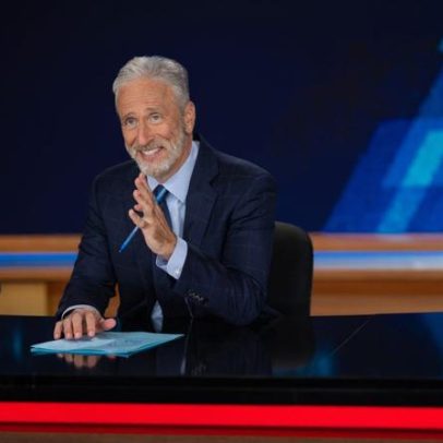 Jon Stewart aponta ligação improvável entre Epstein e o Freedom 250 de Trump