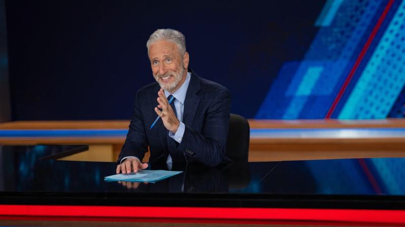 Jon Stewart aponta ligação improvável entre Epstein e o Freedom 250 de Trump