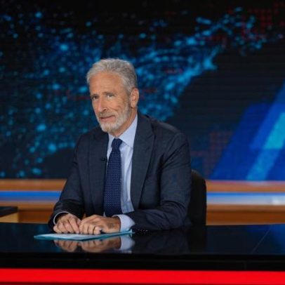 Jon Stewart questiona por que a mídia não confronta Trump sobre falas constantes