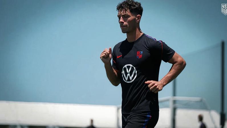 Confira as imagens exclusivas do treino de preparação da seleção dos Estados Unidos (USMNT) antes do seu segundo jogo na Copa do Mundo 2026. O elenco americano foca nos ajustes táticos para enfrentar a Austrália no Mundial.