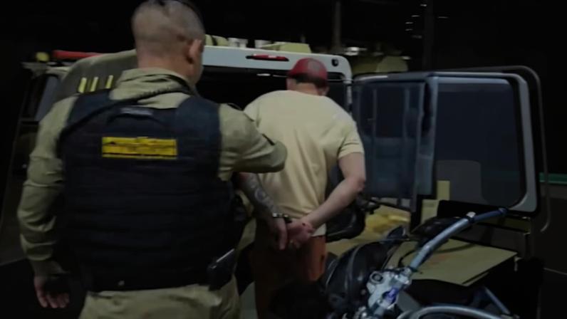 Prisão do suspeito e hematomas nas costas da vítima