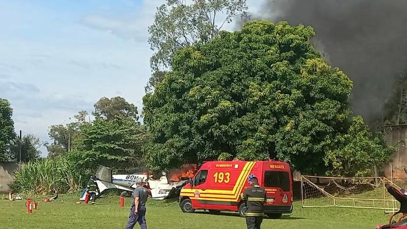 Duas pessoas morreram e outra ficou ferida na queda de uma avião de pequeno porte em Marília, no interior de São Paulo, no fim da manhã desta quarta-feira, 10. A queda aconteceu perto de um campo de futebol, nas proximidades do aeroporto da cidade, de onde havia decolado.