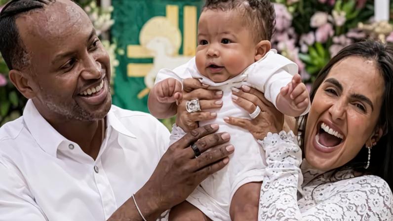 Filho de Carol Peixinho e Thiaguinho surge nos braços de Huck