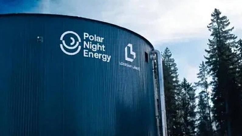 Parecida com um grande silo metálico, a bateria de areia armazena energia renovável na forma de calor em materiais granulares