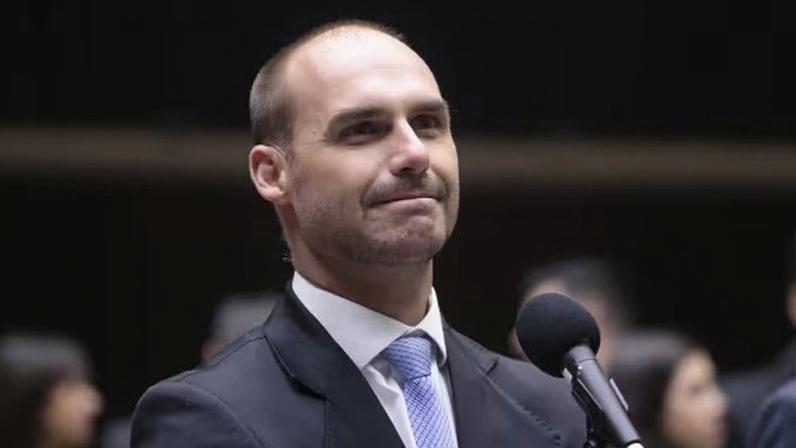 O ex-parlamentar está nos Estados Unidos desde fevereiro de 2025 e é acusado de coação
