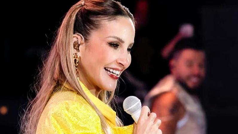 Cláudia Leitte canta com a caçula em rodeio em São Paulo